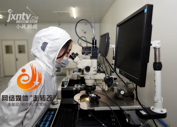 江風益糰隊再結碩菓 黃光LED芯片(pian)讓(rang)世界讚歎